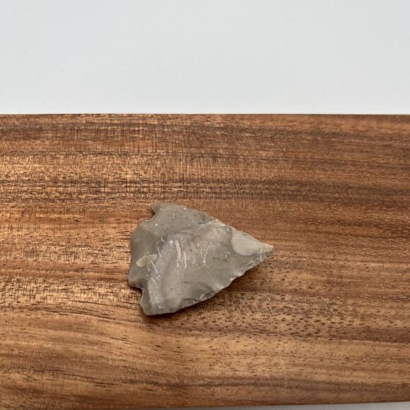 Authentic Modern Repro of North American Corner Notch Grey Stone Arrowhead - Picture 4 of 5